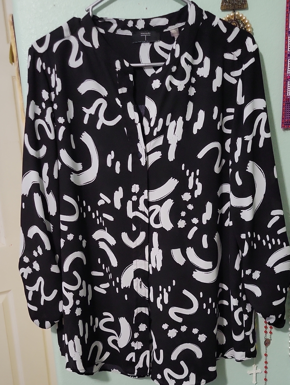T Tahari Black and White Abstract Print Blouse